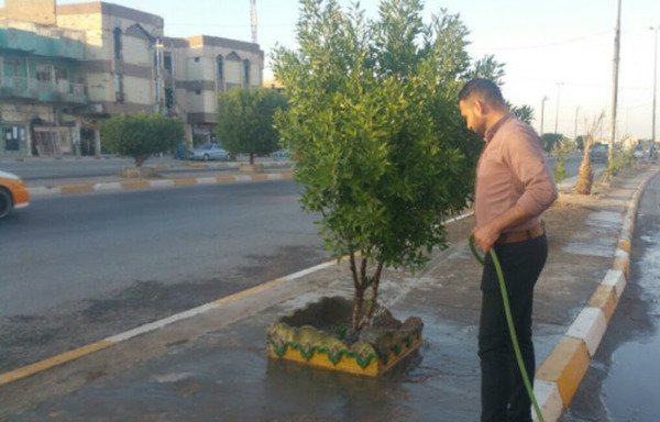 Un habitant de Falloujah arrose des plantes dans les rues de sa ville, qui a connu de grandes campagnes de nettoyage et de réhabilitation après l'éviction de « l'État islamique » en juin 2016.