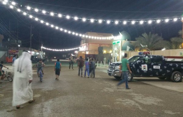 Des Irakiens se rendent dans la mosquée Abdoul Azizi, dans le quartier de Nazal à Falloujah après l'iftar pour les prières de taraweeh.