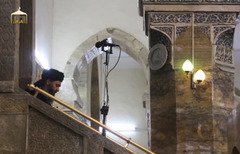 زعيم تنظيم داعش أبو بكر البغدادي وهو ينزل من المنبر في جامع النوري بالموصل بعد إعلان إقامة 'خلافة' في هذه اللقطة المأخوذة من الشاشة من شريط فيديو يعود تاريخه لحزيران/يونيو 2014.