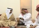 Hamza Ben Laden (à gauche), le fils de l'ancien leader d'al-Qaïda, Oussama Ben Laden, célèbre son mariage en Iran dans une capture d'écran tirée d'une vidéo publiée par la CIA le 1er novembre.