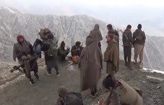 في جزء كبير من شريط الفيديو الأخير الذي بثه فرع داعش في أفغانستان، يظهر أعضاؤه مشردين دون مأوى في مناطق جبلية مرتفعة وهم يرتجفون من البرد ولا يوجد بحوزتهم سوى القليل من الطعام والحاجات الضرورية.