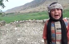 لقطة من شريط الفيديو الذي بثه تنظيم داعش في 4 آذار/مارس يظهر فيها طفل أفغاني يعاني من اضطراب شديد. تحاول داعش تحميل التحالف مسؤولية قتل المدنيين في النزاع الأفغاني، علماً أن سلسلة الهجمات الدموية التي شنتها خلال الأشهر الأخيرة ضد الأفغان تشير إلى خلاف ذلك.