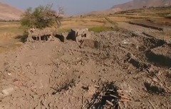 لقطة من شريط الفيديو الدعائي الذي بثته داعش في 4 آذار/مارس، تظهر فيها آثار غارة جوية للتحالف استهدفت وكراً لداعش.