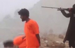 لقطة من شريط الفيديو الذي بثته داعش في 4 آذار/مارس، يظهر فيها إرهابيو داعش وهم يطلقون النار على المدنيين العزل.