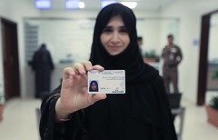 Les autorités saoudiennes remettent les premiers permis de conduire aux femmes