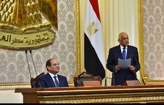السيسي يتعهد بالبحث في حلول للاقتصاد والتطرف