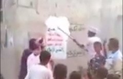 اليمنيون يزيلون شعارات الحوثيين من شوارع الحديدة