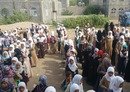 أستاذ يمني يحول منزله إلى مدرسة وسط الحرب