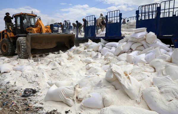 Les Houthis du Yémen détruisent des colis d'aide périmés du Programme alimentaire mondial à Sanaa le 27 août. [Mohammed Huwais/AFP]