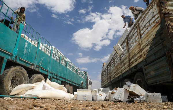 الحوثيون في اليمن يتلفون شحنة من المساعدات الغذائية قالوا إن الأمم المتحدة قدمتها للبلد الذي تعصف الحرب به ويقف على حافة المجاعة. [محمد حويس/وكالة الصحافة الفرنسية]