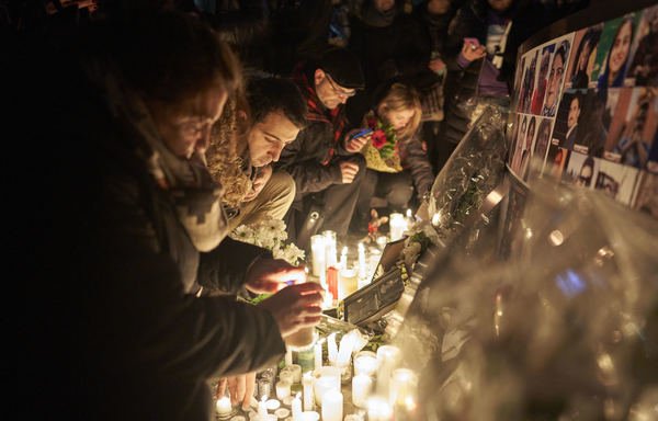Des personnes en deuil allument des bougies pour les victimes du vol 752 d'Ukrainian Airlines qui s'est écrasé en Iran, lors d'une veillée sur la Place Mel Lastman de Toronto (Ontario) le 9 janvier. [Geoff Robins/AFP]