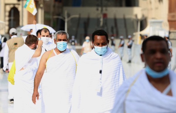 Des pèlerins quittent la Grande Mosquée de la Mecque après avoir déambulé autour de la Kaaba au début du pèlerinage du hadj le 29 juillet. [STR/AFP]