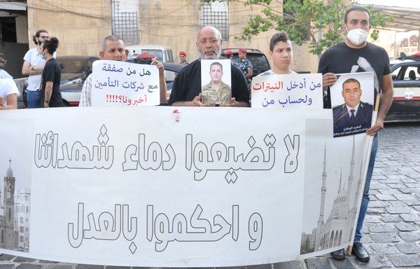 خانواده قربانیان انفجار بندر بیروت روز ۱۳ تیر ماه در برابر ورودی اصلی این بندر مراسم یادبود برگزار کردند. [زیاد حاتم]