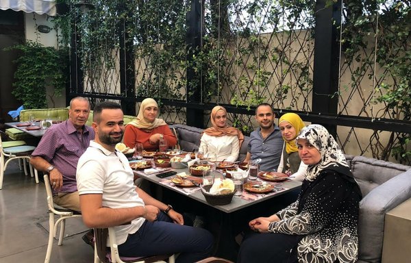 الصورة الأخيرة التي تظهر فيها ملاك بظاظا أيوب فيما كانت وعائلتها يتناولون الطعام في مطعم لوريس في منطقة الجميزة يوم انفجار مرفأ بيروت في 4 آب/أغسطس. [ريما بظاظا]
