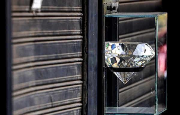 صورة ملتقطة يوم 14 كانون الأول/ديسمبر لمتجر مجوهرات مغلق في سوق برج حمود ببيروت. [جوزيف عيد/وكالة الصحافة الفرنسية]