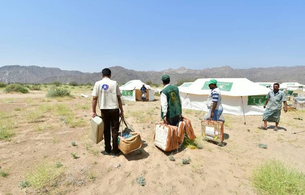 Aid organisations distribute food aid to displaced families at al-Mashqafa camp in Lahj province. [Executive Unit for IDPs]