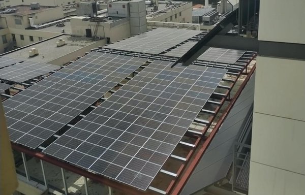 در این عکس که اردیبهشت ۱۴۰۲ گرفته شده است، پنل‌های خورشیدی در بیمارستان هتل دیوو در اشرفیۀ بیروت دیده می‌شوند. [زیاد حاتم/ المشارق]