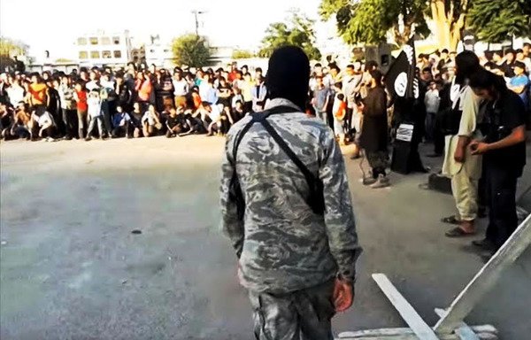 اعدام دو تن از ساکنین منبج در مناطق روستایی استان حلب از سوی عوامل «دولت اسلامی عراق و شام» (داعش). [ عکس با کسب اجازه از مصطفی خالد]