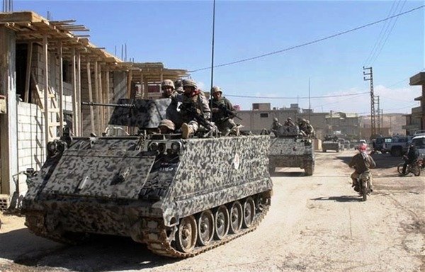 نیروهای لبنانی در حال گشت زنی در شهرستان عرسال که اخیراً شاهد دستگیری یکی از رهبران مهم «دولت اسلامی عراق و شام» (داعش) بود. [عکس با کسب اجازه از اداره ارشاد ارتش لبنان]