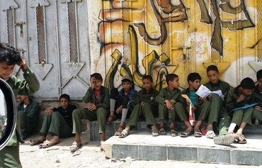 Amid war, Yemeni students sit their exams