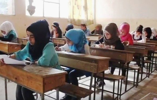 بعد از آن که تعداد زیادی از دخترهای سوری تبار از مناطق تحت حاکمیت «دولت اسلامی عراق وشام» (داعش) متواری شدند در شهر قامشلی امتحان می دهند. (عکس تقدیمی عمار صالح)