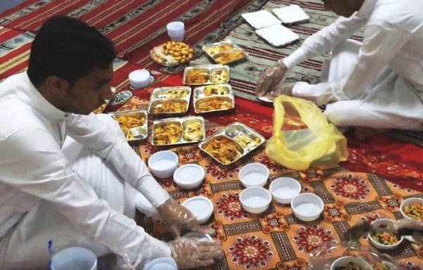 Les bénévoles d'une organisation caritative en Arabie saoudite préparent des repas de l'iftar pendant le Ramadan 2015. [Photo fournie par Raef Othman]