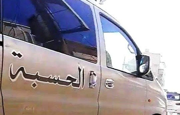 Un véhicule appartenant à al-hesba, la « police religieuse » de « l'État islamique en Irak et au Levant », patrouille dans les rues d'al-Raqa. [Photo fournie par le militant syrien des médias « Abu Sham al-Raqa »]