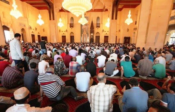 مسلمانان لبنان برای نماز در مسجد محمد الامین در مرکز شهر بیروت گرد آمده اند. [عکس با کسب اجازه از دار الفتوای لبنان]