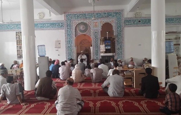 شرکت مومنین در مراسم نماز در مسجد الفتح در صنعا در ماه رمضان. [فیصل دارم/الشرفه]