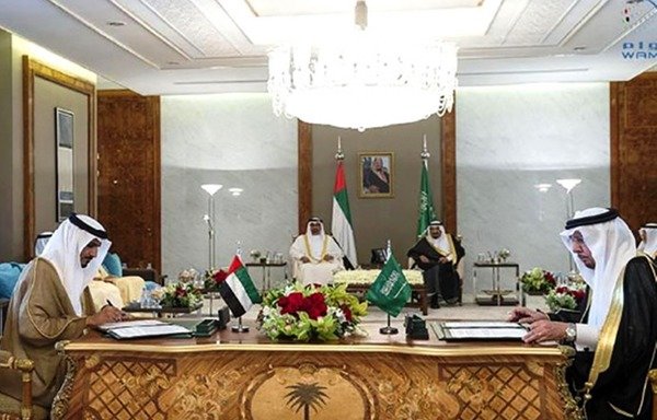 نائب الأمين العام للمجلس الأعلى للأمن الوطني الاماراتي علي بن محمد الشامسي ووزير الدولة للشؤون الخارجية السعودي نزار مدني، يوقعان محضر اتفاقية انشاء مجلس التنسيق في 16 أيار/مايو في الرياض. [حقوق الصورة لوكالة أنباء الامارات]