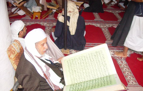 یک واعظ یمنی در حال خواندن قرآن در مسجد اعظم صنعا.[فیصل دارم/الشرفه]