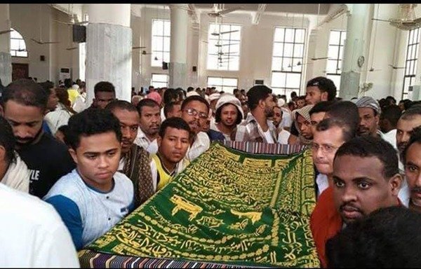 Les résidents de la ville d'al-Maukalla dans le sud assistent aux funérailles de victimes d'une série d'attentats-suicides le 27 juin revendiqués par «l'Etat Islamique en Irak et au Levant». [Photo du compte Twitter almukallanow]