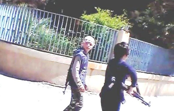 Deux garçons portent des armes à al-Raqqa, bastion de « l'État islamique en Irak et au Levant ». [Photo de l'activiste médiatique syrien Abou Sham al-Raqa ']