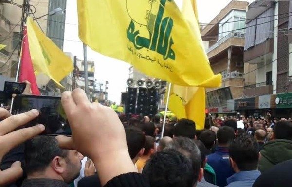 Des partisans du Hezbollah à Tyr pleurent la mort de Hashem Amin, tué en Syrie en 2015. Le groupe combat en Syrie, soutenant le régime de Bachar el-Assad. [Photo fournie par Mustapha Darwich]