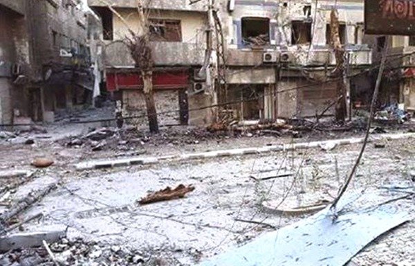 Les combats entre « l'État islamique en Irak et au Levant » et le Front al-Nosra dans le camp Yarmouk à Damas ont déclenché une immense vague de déplacements. [Photo tirée de la page Facebook du Réseau médiatique d'al-Yarmouk]