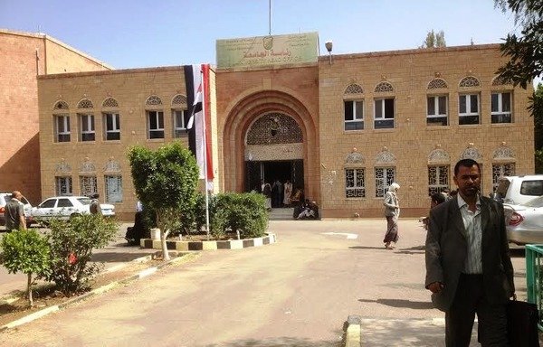 Étudiants et enseignants devant l'université de Sanaa. [Faisal Darem/Al-Shorfa]