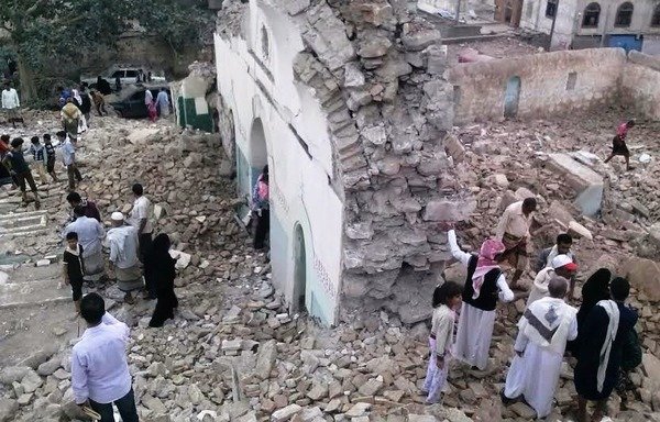 يمنيون أمام مرقد الشيخ عبد الهادي السودي في تعز بعد أن دمره متشددون دينيون. [حقوق الصورة لهيئة العامة للآثار والمتاحف اليمنية]