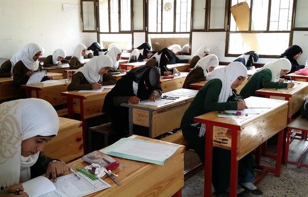 Les élèves des écoles secondaires yéménites se présentent aux examens finaux en 2015. [Faisal Darem / Al-Mashreq]