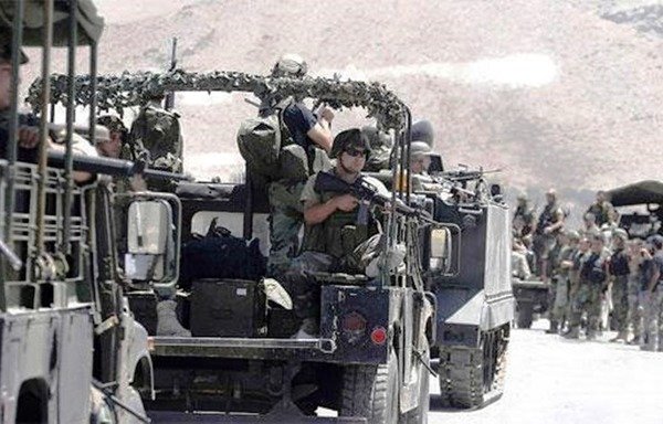 جنود لبنانيون يجرون دورية في مدينة عرسال الحدودية حيث تتواصل العمليات التي تستهدف الجماعات المتطرفة كتنظيم "الدولة الإسلامية في العراق والشام" (داعش). [حقوق الصورة لمديرية التوجيه في الجيش اللبناني]