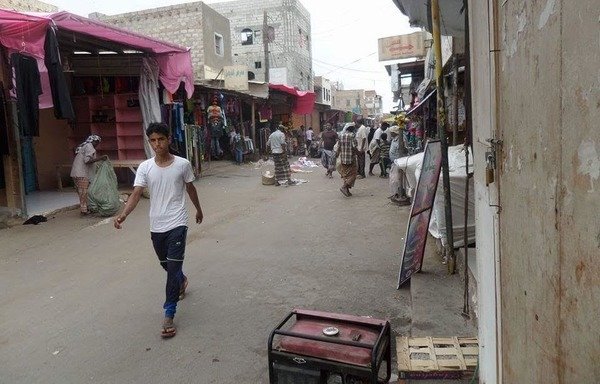 La vie retourne à la normale dans les rues de Jaar, suite à sa libération d'Al-Qaïda le 14 août. [Faisal Darem/al-Mashareq]