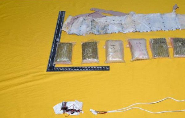 نیروهای عربستان سعودی مهمات و مواد منفجره ای را به نمایش گذاشته اند که عناصر«دولت اسلامی عراق و شام» (داعش) قصد داشت برای اجرای حمله به رستوران محله قطیف استفاده کند. [عکس تقدیمی از سوی خبرگزاری عربستان سعودی]