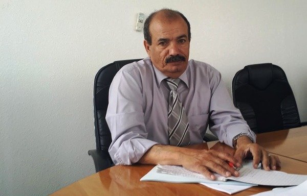 Al-Mashareq a rencontré Ahmed Jaber al-Sanabani, président de la Commission nationale de lutte contre le blanchiment d'argent et le financement du terrorisme, dans son bureau à Sanaa. [Faisal Darem/Al-Mashareq]