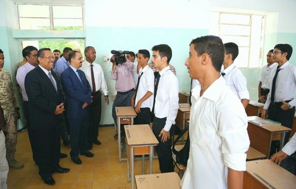 Le premier ministre yéménite Ahmed bin Dagher visite un lycée à Aden le 26 septembre. Le ministère de l'éducation offre une formation aux travailleurs sociaux pour qu'ils puissent aider les élèves à travers des services d'accompagnement psychologique. [Photo fournie par l'Agence de presse Saba]