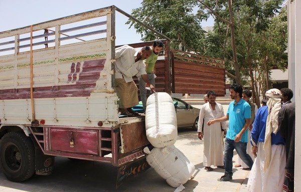 Aid organisations deliver food aid to internally displaced people in Yemen. [Photo courtesy of the Executive Unit for IDPs]