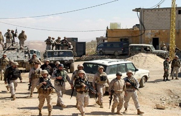 سربازان لبنانی در شهر مرزی عرسال که جسد یکی از عوامل ارشد «دولت اسلامی عراق و شام» (داعش) پیدا شد در 9 اکتبر گشت می زنند. [عکس با کسب اجازه از اداره وضعیت سنجی ارتش لبنان]