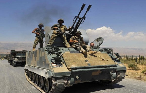 خودروی گشت ارتش لبنان در منطقه عرسال لبنان در پی یافتن اعضای گروه های افراطی همچون «جبهه النصره» و «دولت اسلامی عراق و شام» (داعش) هستند. [عکس با کسب اجازه از اداره کل ارشاد ارتش لبنان]