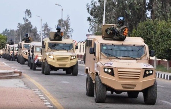 Des véhicules blindés de l'armée égyptienne patrouillent une rue au Caire. [Photo fournie par les forces armées égyptiennes]