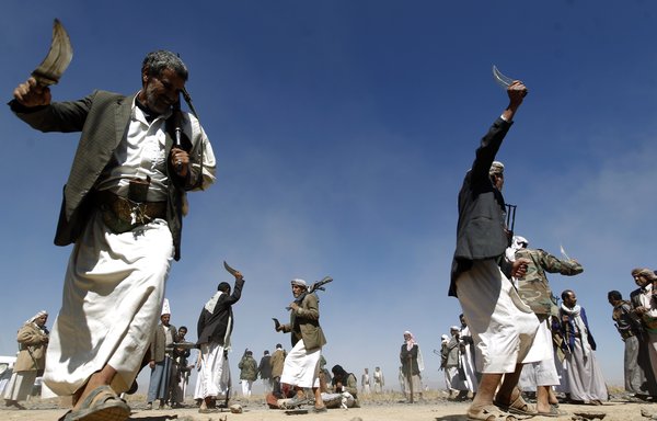 Les Houthis, soutenus par l'Iran, participent à un rassemblement pour mobiliser davantage de combattants sur plusieurs fronts, le 1er novembre 2016, dans les faubourgs de la capitale, Sanaa. [Mohammed Huwais/AFP]