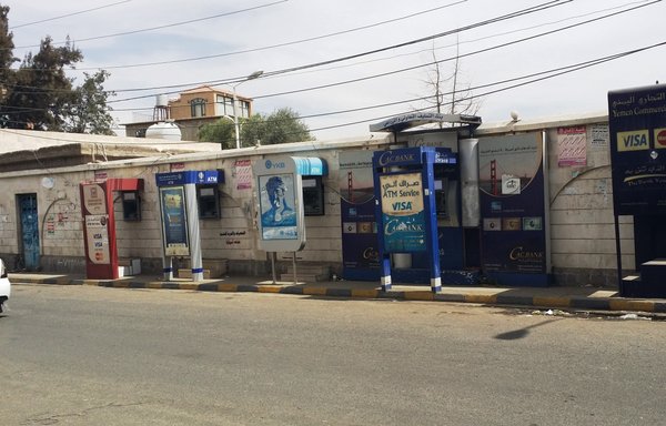 ATM machines in Sanaa are without customers amid the country's ongoing financial crisis. [Abu Bakr al-Yamani/Al-Mashareq]