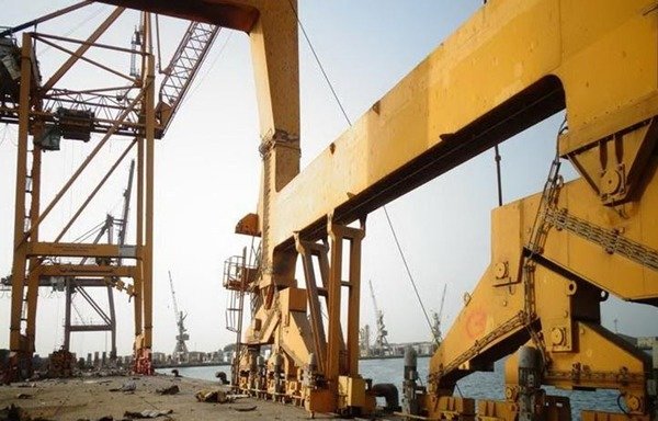 تكبدت ميناء الحديدة اليمنية أضرارا جسيمة نتيجة الحرب، مما أدى إلى تراجع قطاع النقل. [حقوق الصورة لوزارة النقل]